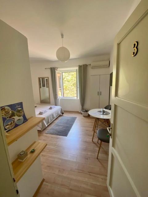 Im Apartment *